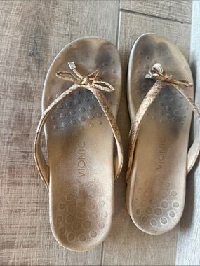 Vionic Metallic Gold Tan Bella Thong Sandals with Bow 9
